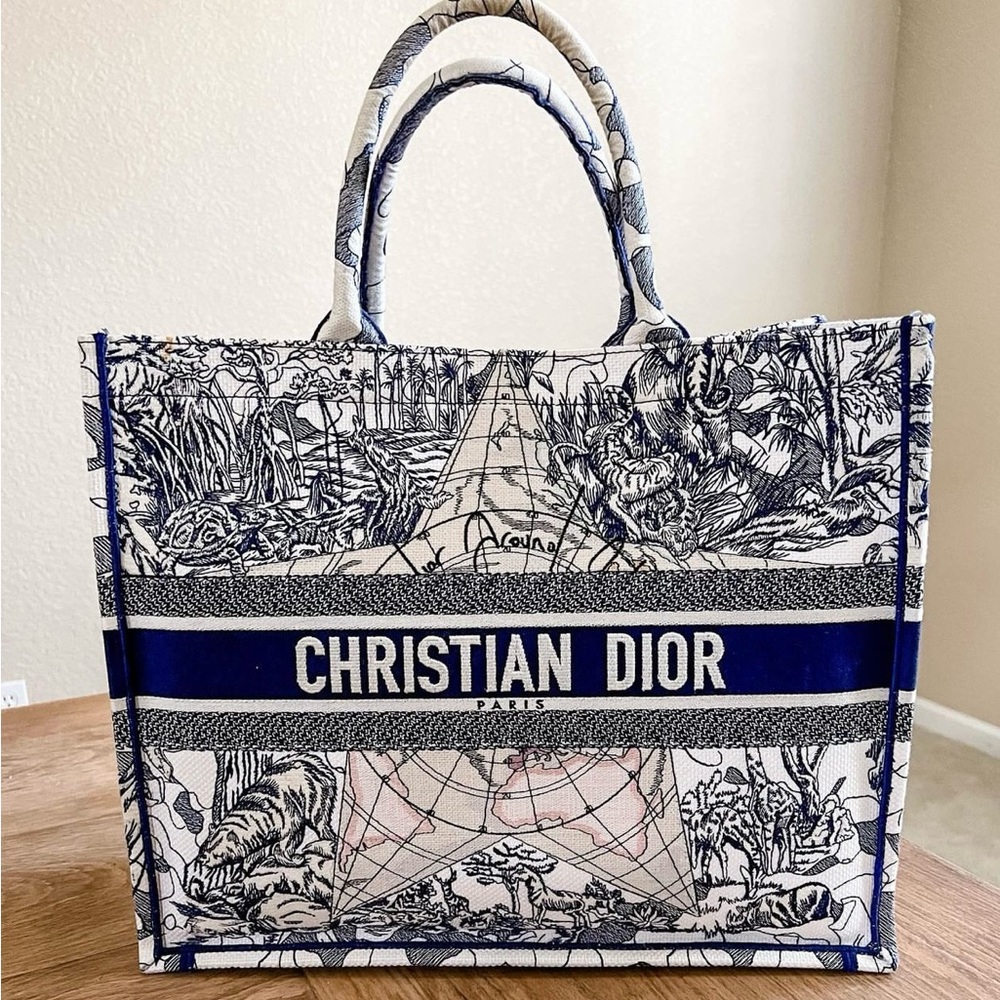 Christian Dior large tote 100% authentic around the world sold out.